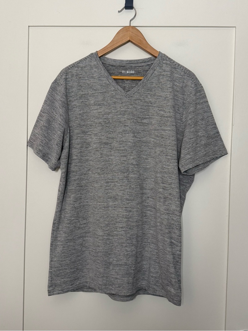 01.Algo Performance T-Shirt Mens Sz L Gray Striped V Neck Quick Dry SPF 40